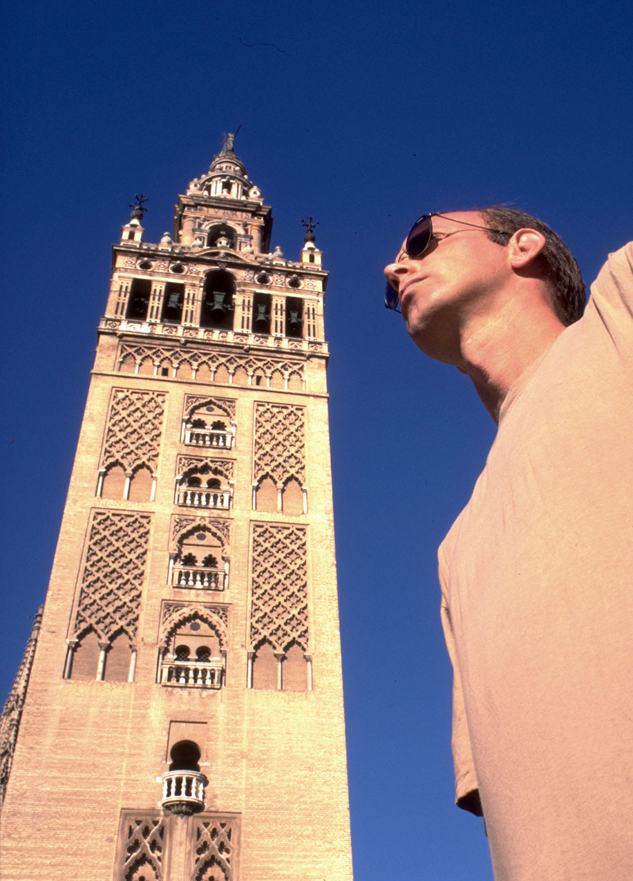 Martin van Lokven eind negentiger jaren naast de kathedraal van Sevilla, Spanje.