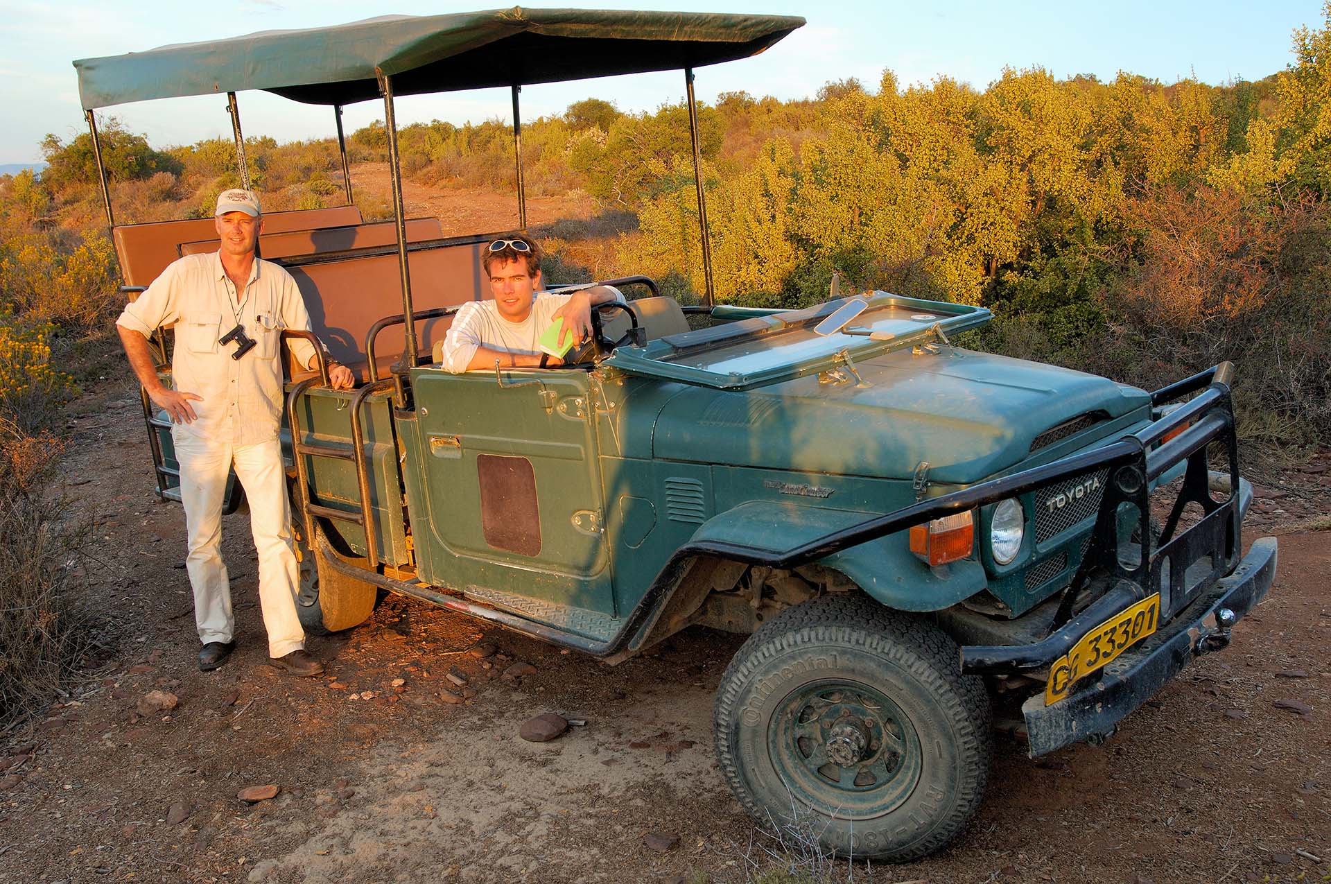 Martin van Lokven en redacteur Matthijs de Winter bij een open safari voertuig.