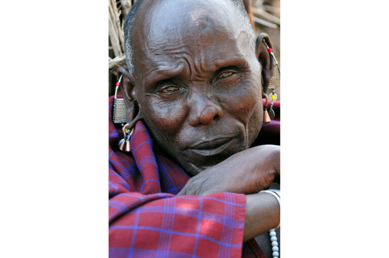 Gegroefd gezicht van een Masaï man