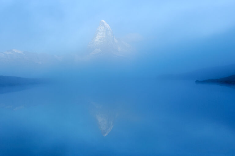 Matterhorn gespiegeld in water bij ochtendmist