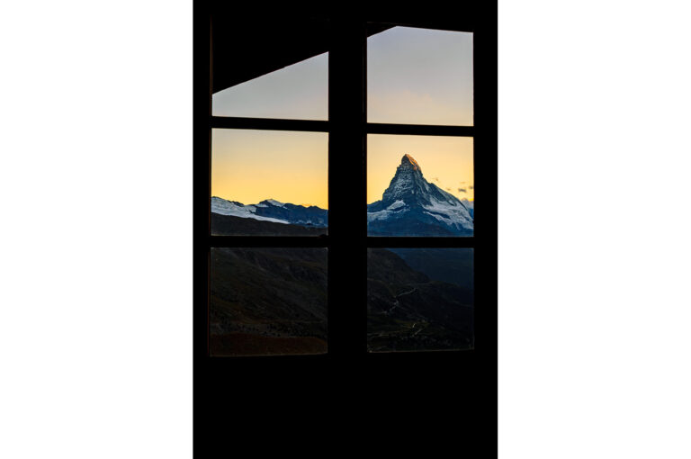 Matterhorn gezien door een raam