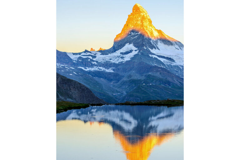 Spiegeling van de Matterhorn bij zonsopkomst
