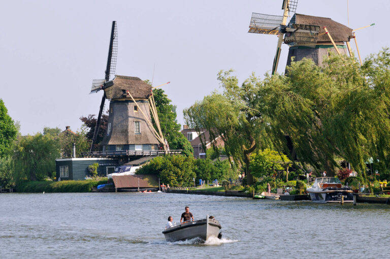 Twee molens aan de Vecht en een bootje