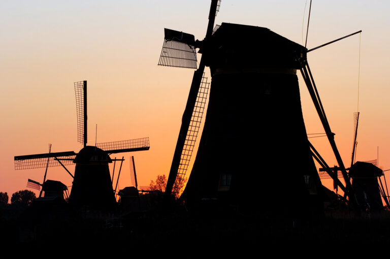 Silhouetten van molens bij Kinderdijk