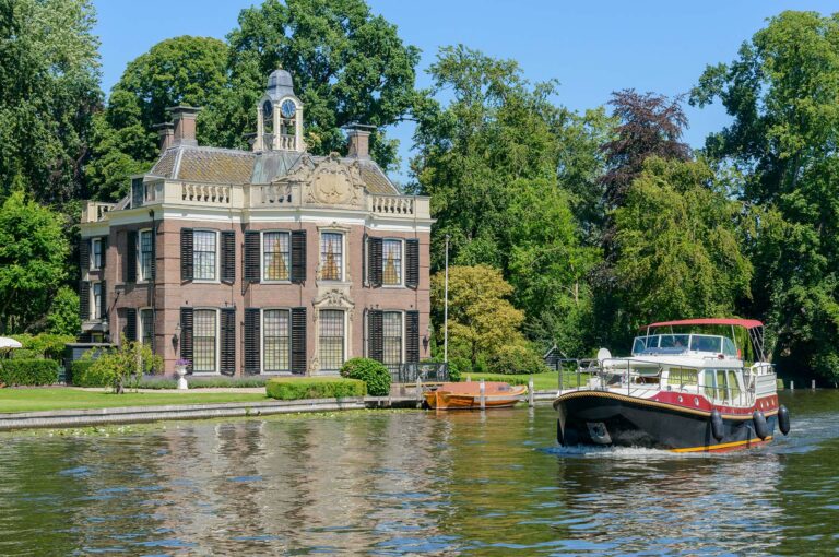 Motorboot op Vecht bij buitenplaats Rupelmonde.