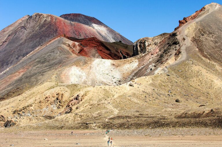 Vulkanisch gebergte landschap van Mount Tongariro, met wandelaars.