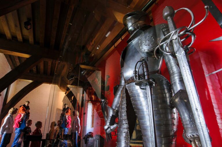 Armor and visitors in Muiderslot