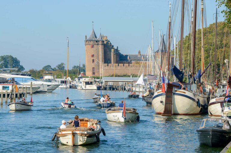 Boten op het water bij het Muiderslot in Muiden.