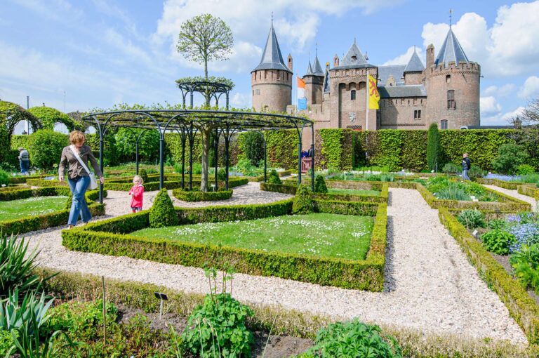 People walking in the Kruidhof garden of the Muiderslot.