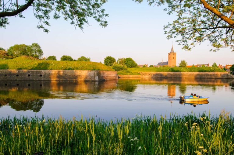 Vestinggracht van Naarden-Vesting, met bootje.