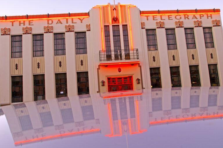 Art Deco gevel van Daily Telegraph met reflectie in dak van auto