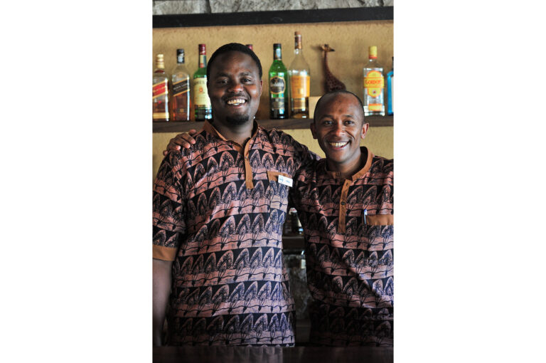 Twee barmannen van Ndutu Safari Lodge