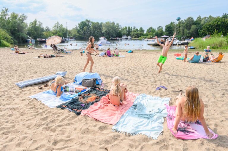 The beach Googpad Spiegelplas Nederhorst den Berg.