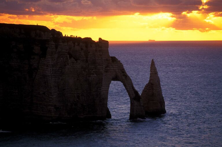 Kliffen kust bij Etretat bij zonsondergang.