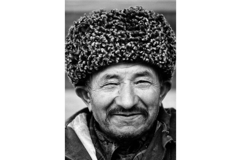 Portret van Oezbeekse man, zwart wit