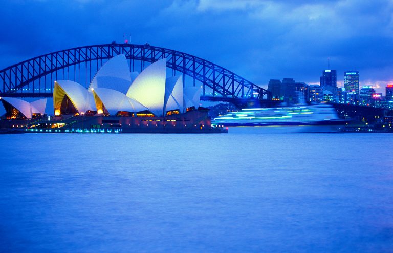 Een cruise schip passeert het Sydney Opera Building.