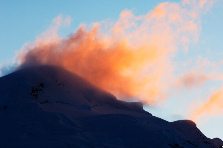 Orografische wolk bij zonsondergang in Antarctica.