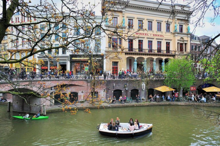 Boats on Oude Gracht and terraces and shops