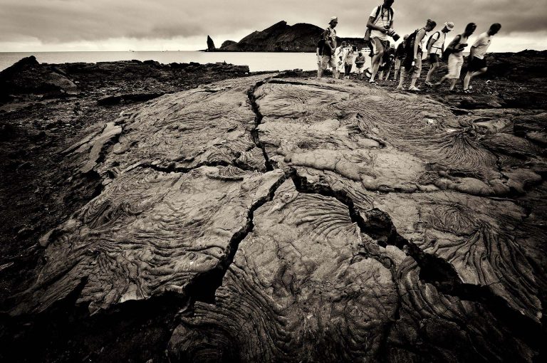 Pahoehoe lava en toeristen op isla Bartolomé