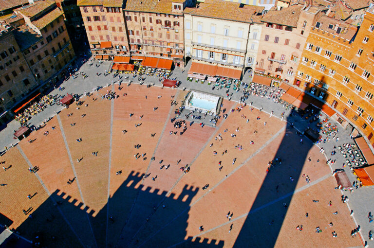 Piazza del Campo in Siena met de schaduw van Torre del Mangia