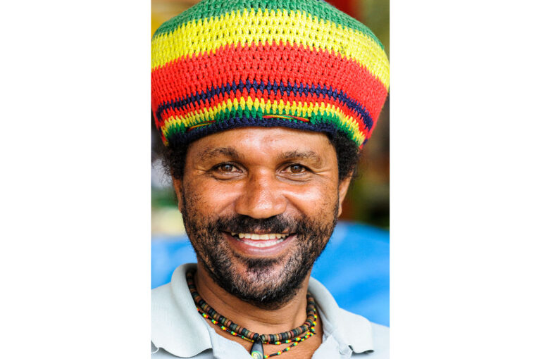 Portret van een man een markt op de Seychellen