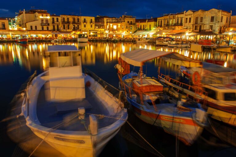 Haven van Rethymnon met vissersbootjes en terrassen.