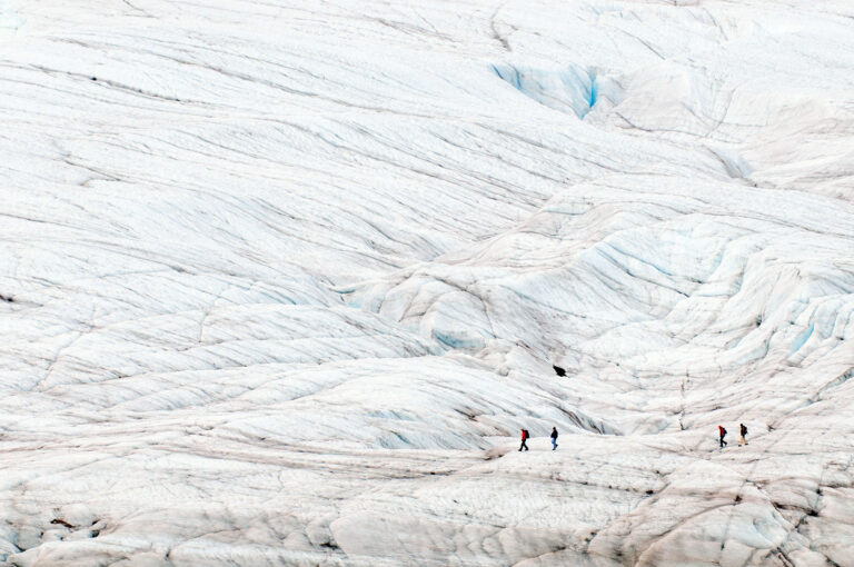 Wandelaars op de Root Glacier in Alaska