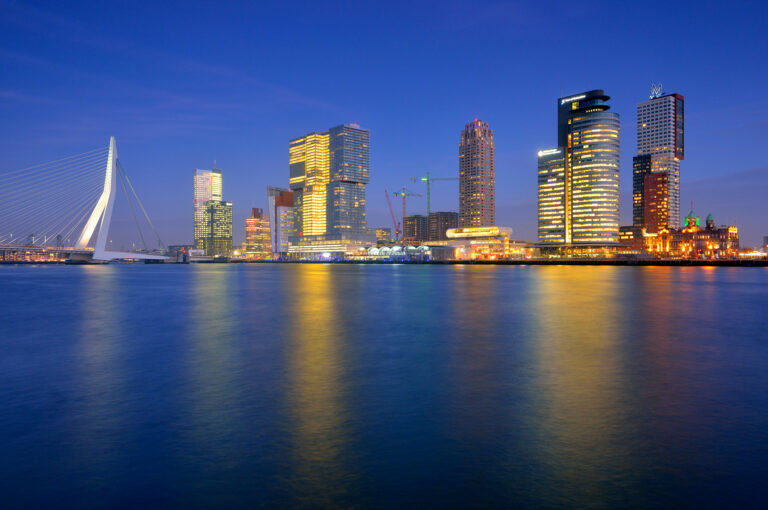 Rotterdam Erasmusbrug en kantoren in blauwe uur