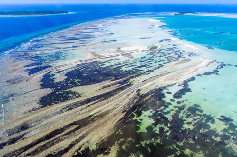 Atol eiland Saint Joseph gezien vanuit de lucht