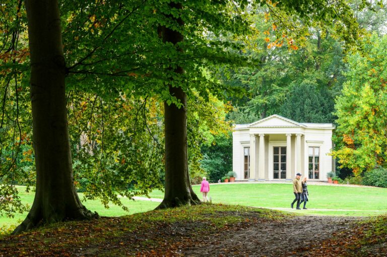 Capitool in autumn forest