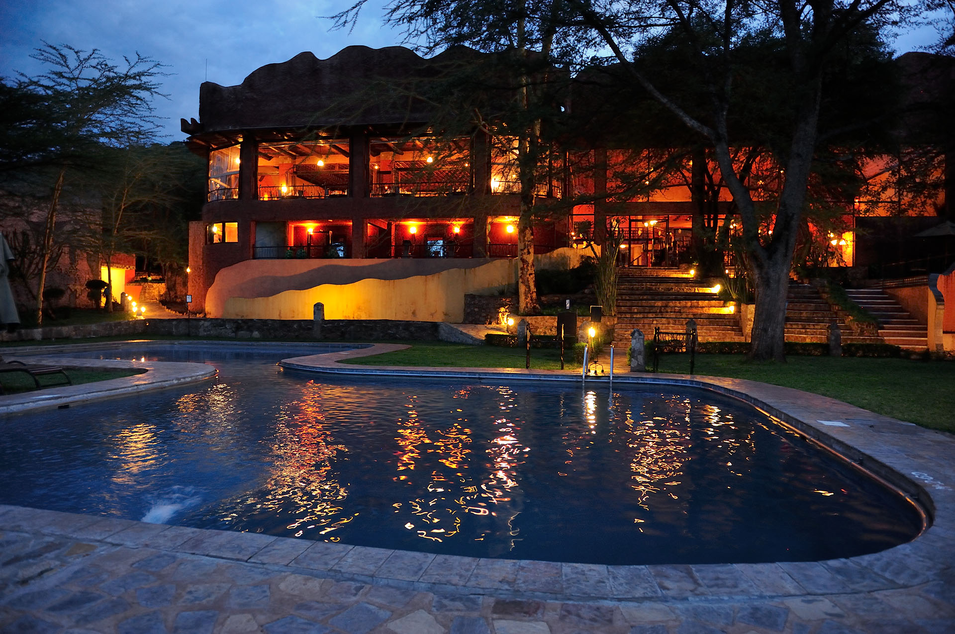 Zwembad van de Serengeti Sopa Lodge en hoofdgebouw