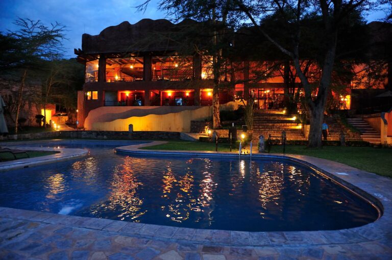 Serengeti Sopa Lodge in de avond met zwembad