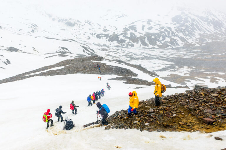 Groep wandelaars in sneeuwbui tijdens de Shackleton wandeling South Georgia