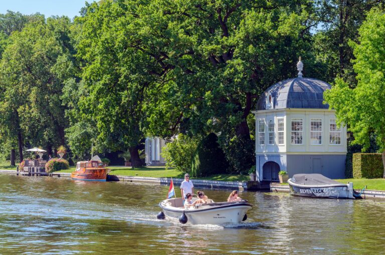 Bootje op de Vecht passeert theekoepel