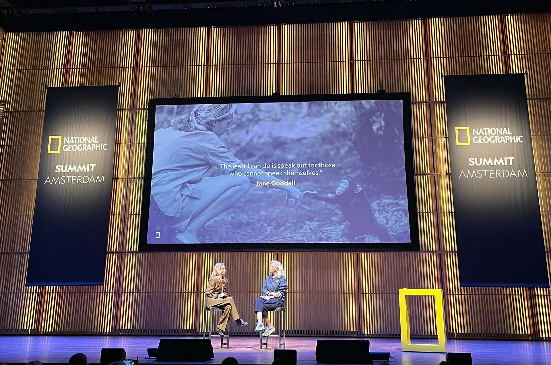 Wildlife filmmaker en film regisseur Sophie Darlington in gesprek met moderator Alice Aedy, ook National Georaphic Explorer, zoals alle sprekers. Foto van Martin van Lokven.