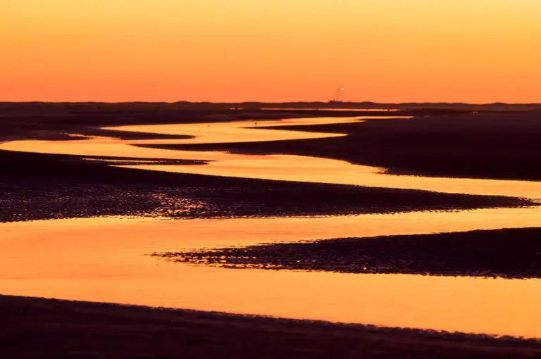 Strandgeul bij zonsondegang