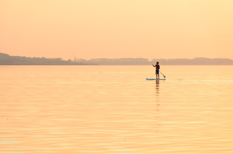 Sup op meer bij zonsondergang