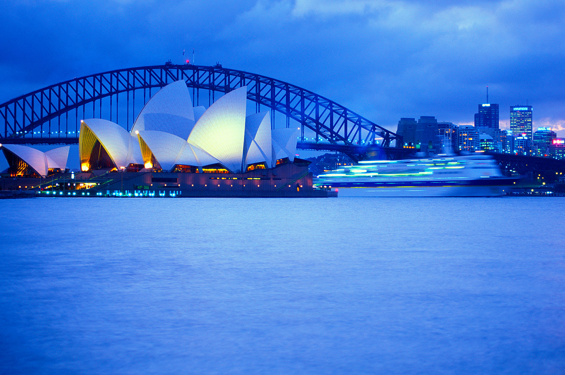 Sydney Opera gebouw en Harbour Bridge in blauwe uur
