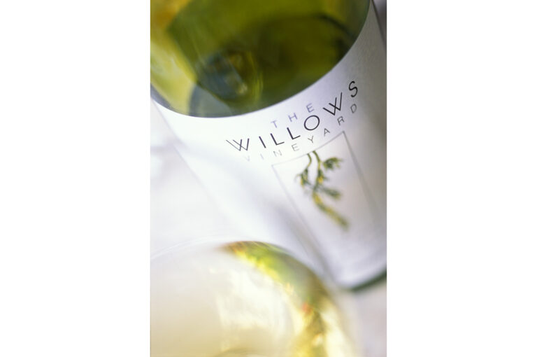 Fles wijn van het wijnhuis The Willows en een gevuld glas