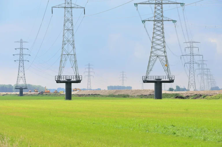 Hoogspanningsmasten op voetstuk