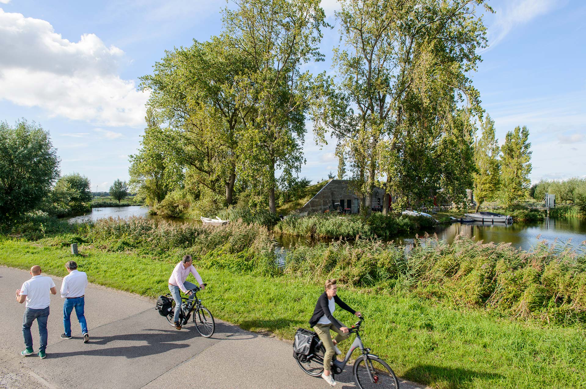 Wandelaars en fietsers bij Fort Bezuiden Spaarndam