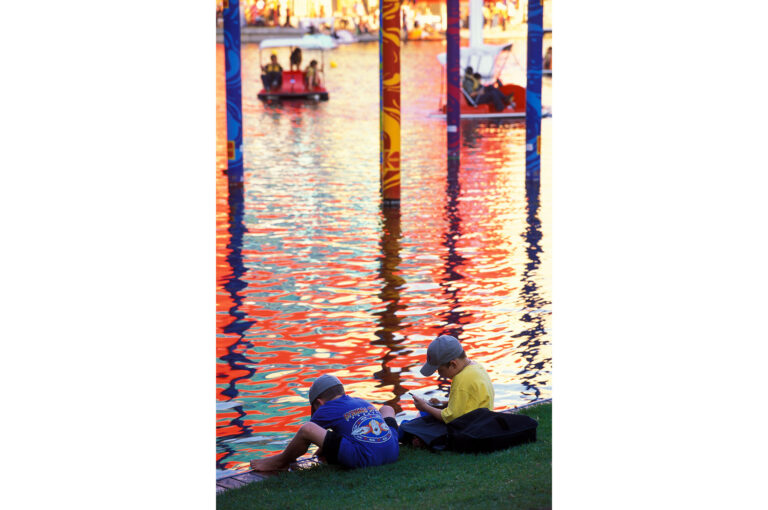 Kleurrijke foto van waterfietsen en kinderen