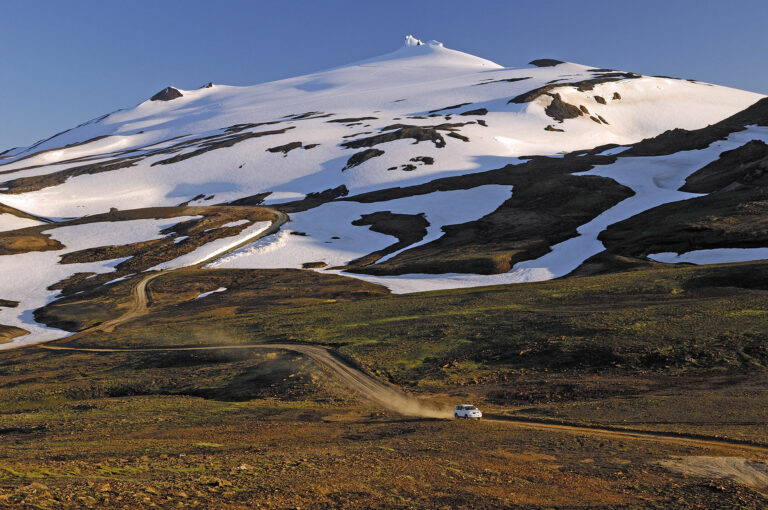 Een auto op onverharde weg in IJsland