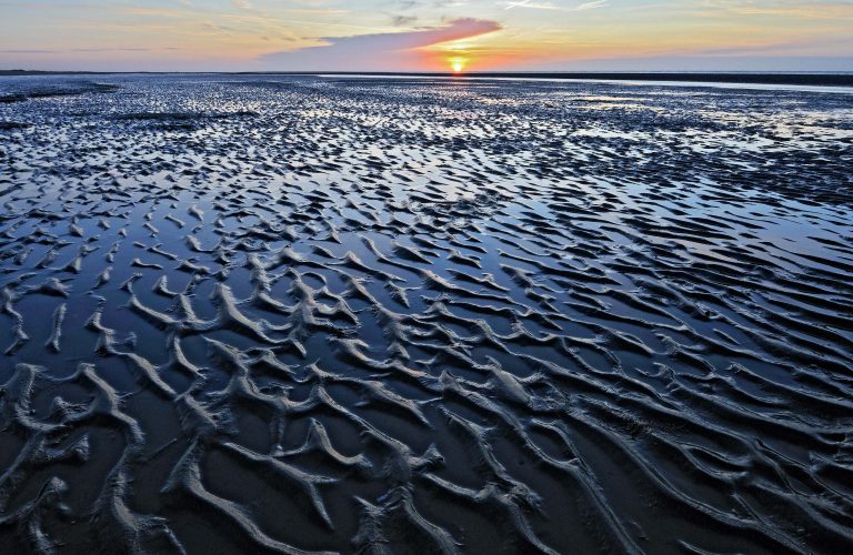 Ribbelpatroon op strand Kwade Hoek bij zonsondergang.