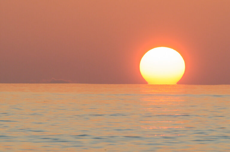 Oranje zonsondergang boven zee