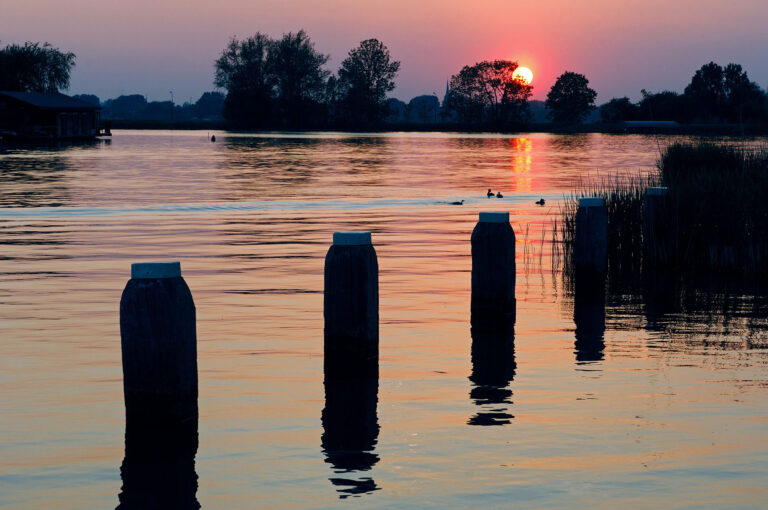 Zonsondergang boven rivier de Vecht bij Weesp